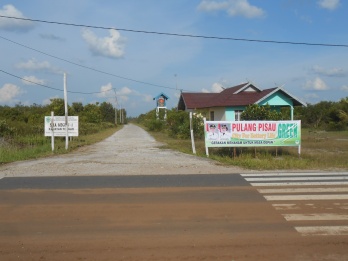 Dari jalan raya Trans Kalimantan  Palangka Raya -  Gunung Mas, tepatnya di Desa Bahu Palawa  masuk kurang lebih 500 m ke SMAN-1 Kahayan Tengah